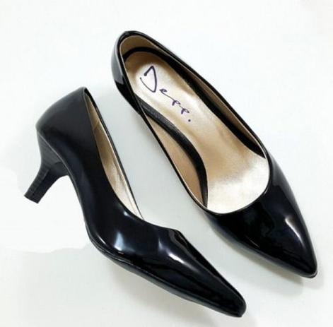 scarpin preto verniz salto medio