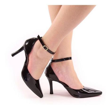 scarpin preto com tira no tornozelo