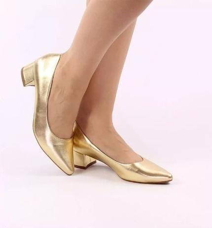 scarpin salto dourado