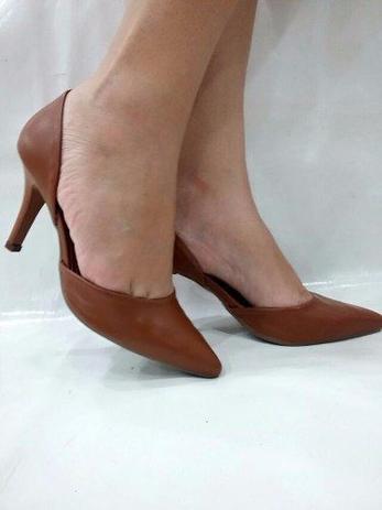 scarpin aberto na lateral