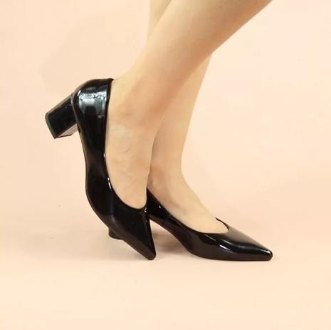 scarpin preto salto grosso baixo