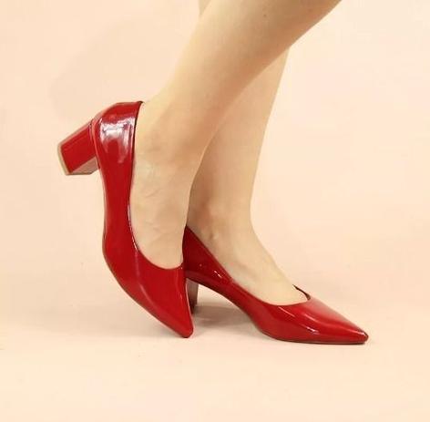 scarpin vermelho salto médio