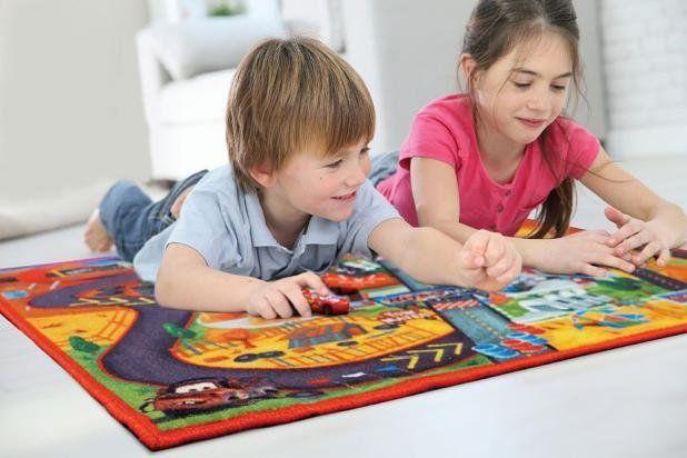 Tapete Infantil Disney 0,66x1,00 Carros Corrida c/ Brinquedo Corttex Menor preço em Tapete Infantil Disney 0,66x1,00 Carros Corrida c/ Brinquedo Corttex