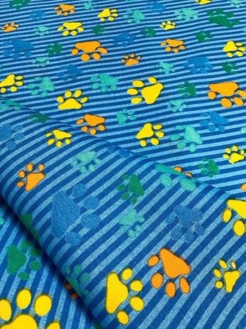 Menor preço em Tecido para decoração Gorgurinho patinhas coloridas - Fundo azul - Tmdecor