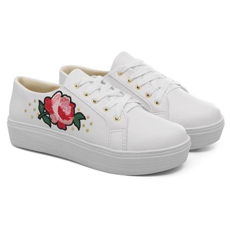 tenis branco com flor