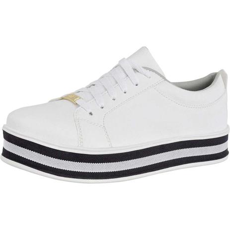 tenis preto com cadarço branco