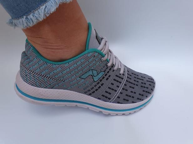 tenis cinza e verde agua