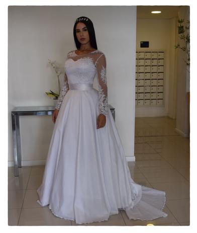 Vestido de noiva com manga em renda bordada de pedraria e cauda + véu curto - Partylight Atelier Das Noivas