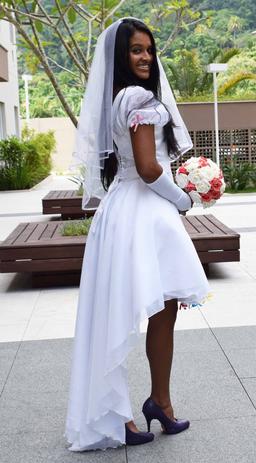 Vestido de noiva mullet de festa junina caipira com luva e véu - Partylight Atelier Das Noivas