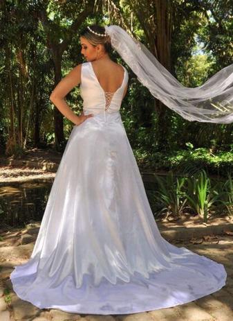 Vestido de noiva peito de renda com brilho linda e cauda - Partylight Atelier Das Noivas