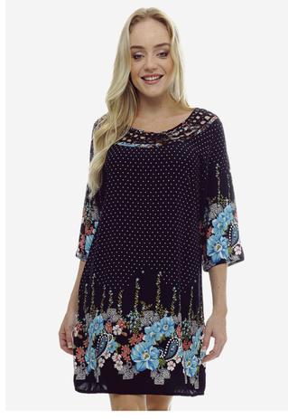 vestido preto estampado com flores