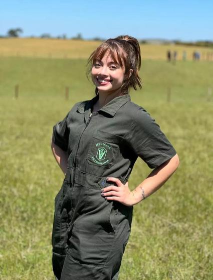 Imagem de 1 Macacão Veterinário Vestmedic * Unissex Verde Escuro Manga Curta tecido Brim Leve 100% algodão C/B