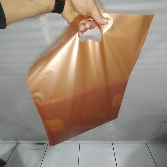 Imagem de 1 Quilo de sacolas plásticas boca triste 40x50 na cor Ouro 1º linha tratada para impressão.