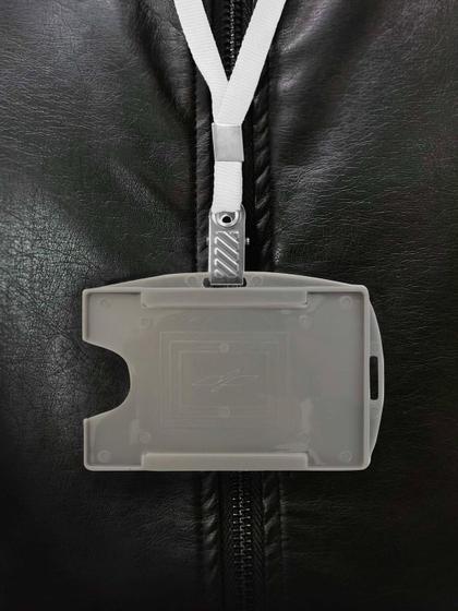 10 Cordões + 10 Protetores de Crachá Cinza - Mares Imagem de 10 Cordões + 10 Protetores de Crachá Cinza