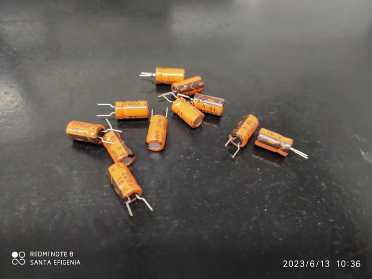 Imagem de 10x Capacitor Eletrolitico 220uf/16v 105 6,3x11mm L.L Zhn