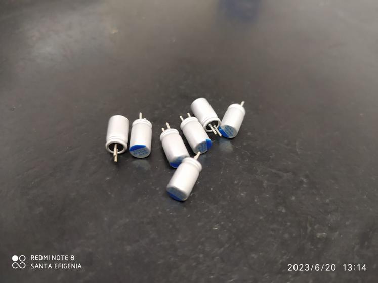 Imagem de 10x Capacitor Eletrolitico 560uf/2,5v 105º 5x9mm Solido