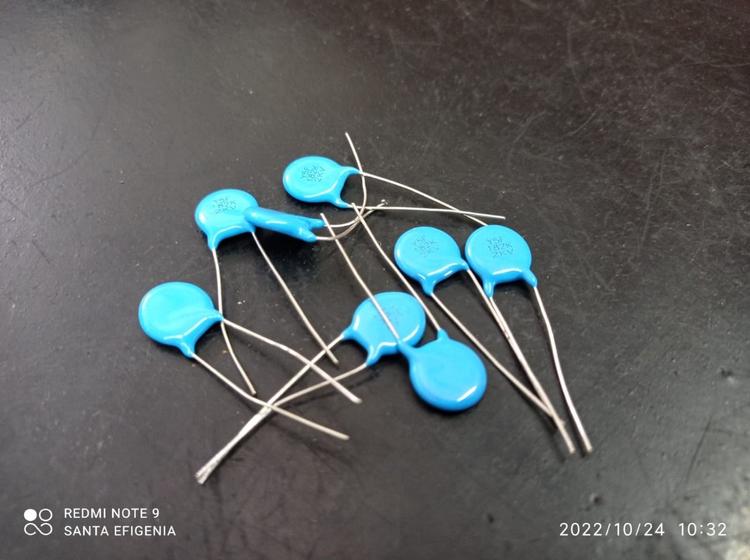 Imagem de 1x Capacitor Ceramico 1,8nf/2kv = 1k8/2kv Y5f 7,5mm Epox