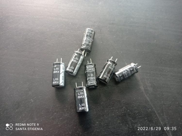 Imagem de 2x Capacitor Eletrolítico 2200uf/10v 105 10x20mm Pre