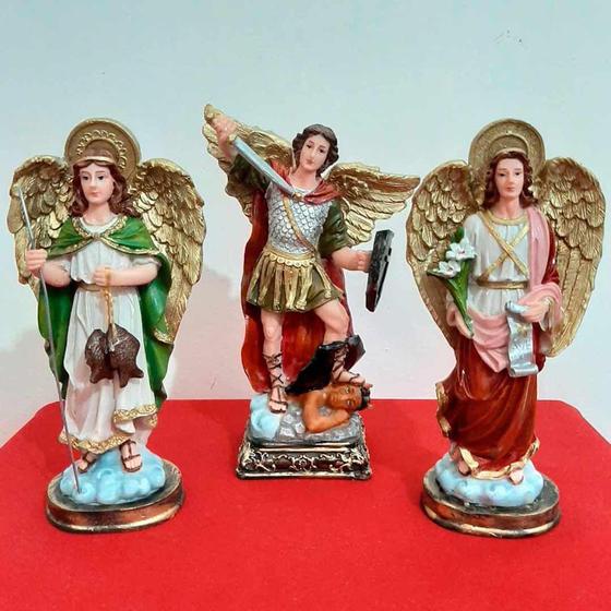 Imagem de 3 Imagens de Arcanjos São Miguel, São Rafael e São Gabriel de Resina com Asa Dourada - 20 cm