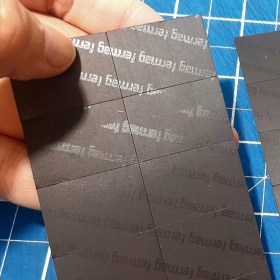 Imagem de 300 Imas adesivados cortados 2x2,8cm em 15 cartelas com 20 pedaços cada