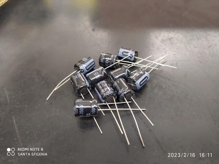 Imagem de 3x Capacitor Eletrolitico 4,7uf/250v 105 10x18mm B43851