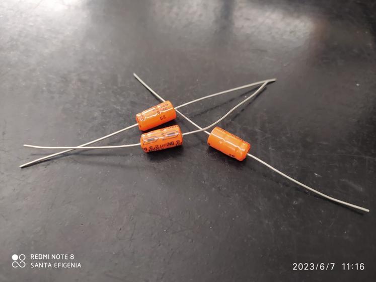 Imagem de 40x Capacitor Eletrolitico 2,2uf/100v Axial 85 6,3x11mm