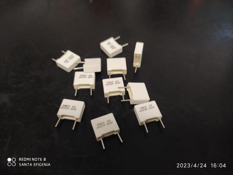 Imagem de 4x Capacitor Poliester 2,2nf/250v = 2k2/250v 3% 7,5mm