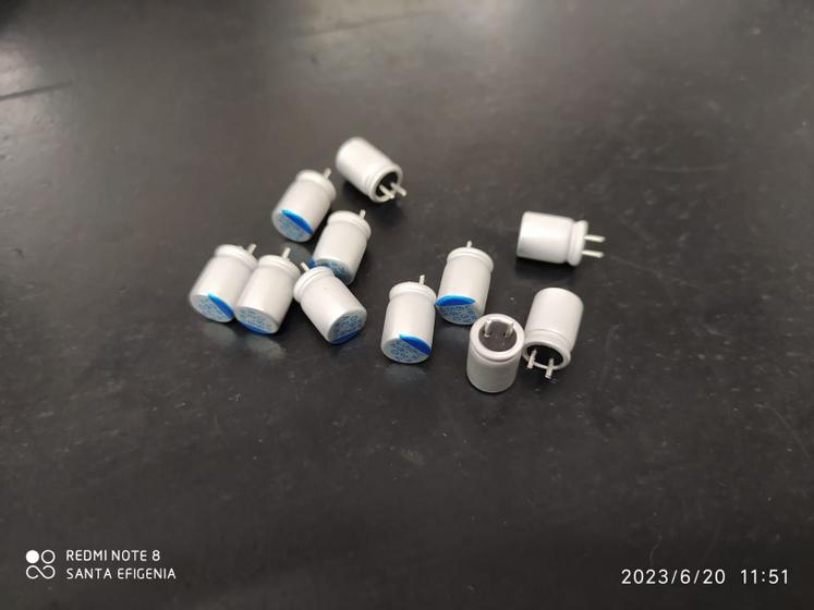 Imagem de 500x Capacitor Eletrolitico 560uf/6,3v 105 6x9mm Solido