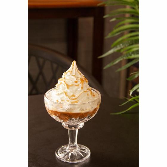 Taça de sobremesa com creme e calda de caramelo