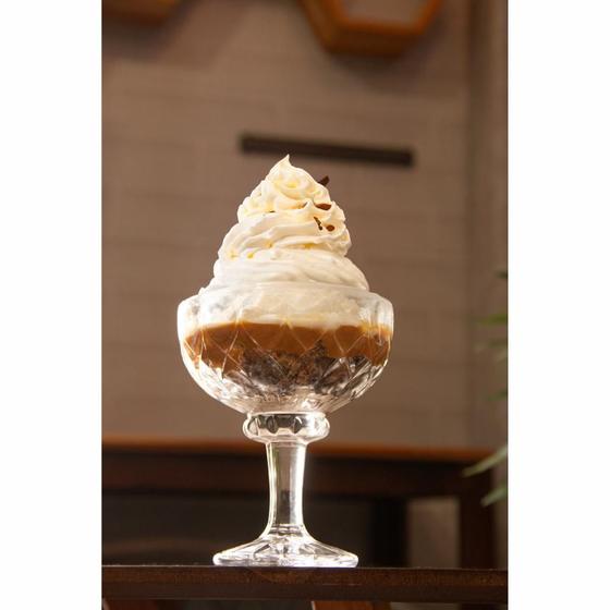 Taça de sobremesa com creme e calda de chocolate