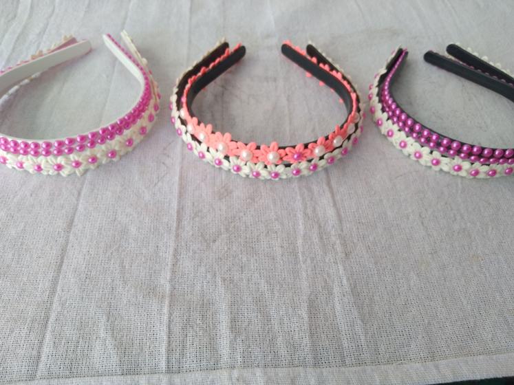 Imagem de 6-tiara  plastica enfeitada com flores e  perola