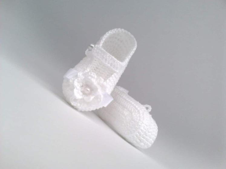 Imagem de A20 Sapatinho de croche para bebe feminino branco para batizado perola lacinho flor menina