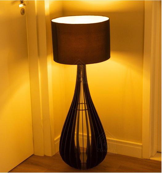 Abajur Luminária de chão Modelo Gota Na cor Preta Design Moderno