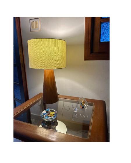 Imagem de Abajur Luminária de Mesa  com Base de Madeira Redonda cupula em tecido linho