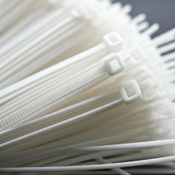 Abraçadeira de Nylon Branca 2,5x150mm - Pacote com 100 Unidades Menor preço em Abraçadeira de Nylon Branca 2,5x150mm - Pacote com 100 Unidades