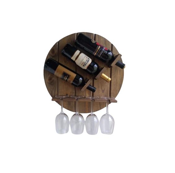 Imagem de adega rústica de parede para garrafas e taças de vinho