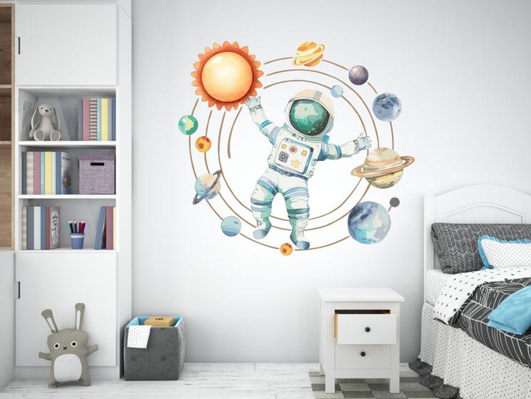 Imagem de Adesivo De Parede Astronauta Cute flutuando Planetas sol