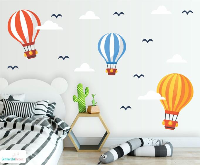 Imagem de adesivo de parede decoração com balões coloridos e nuvens
