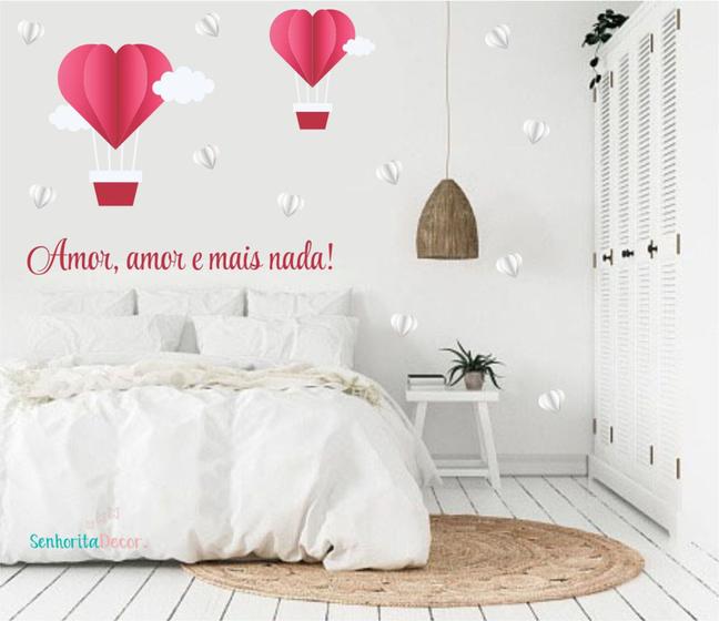 Imagem de adesivo de parede quarto de casal balões corações frase