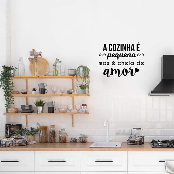 Imagem de Adesivo Frase A Cozinha É Pequena Mas É Cheia de Amor Geladeira