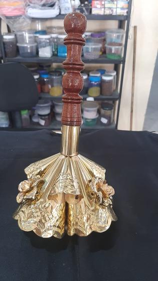Menor preço em Adjá dourado de 6 bocas com detalhe de rosas e cabo de madeira