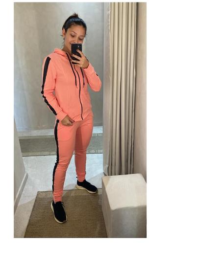 Imagem de Agasalho em moletinho modelo com capuz e zipper . calça jogger com bolso
