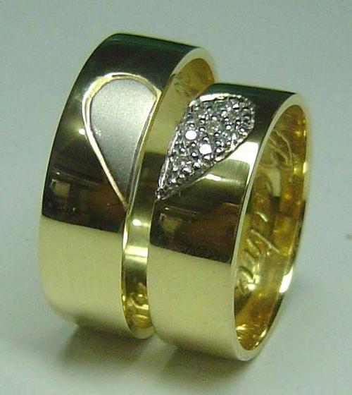 Imagem de Alianças Casamento Ouro 18 Kilates 20 Gramas 8 mm Maciça Lisa e Brilhosa Coração e 5 Pedras Zircônias 2 Pontos