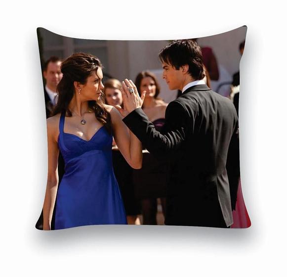 Imagem de Almofada Decorativa 40x40 Personalizado Cheias Elena e Damon