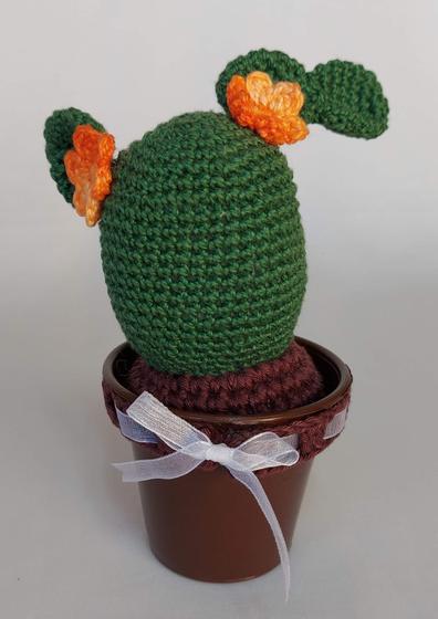 Amigurumi - Cacto médio na cor verde escuro e flores laranja - tam.  11x11x15cm - 103g - Crochê - Charme de Crochet - Amigurumi - Magazine Luiza