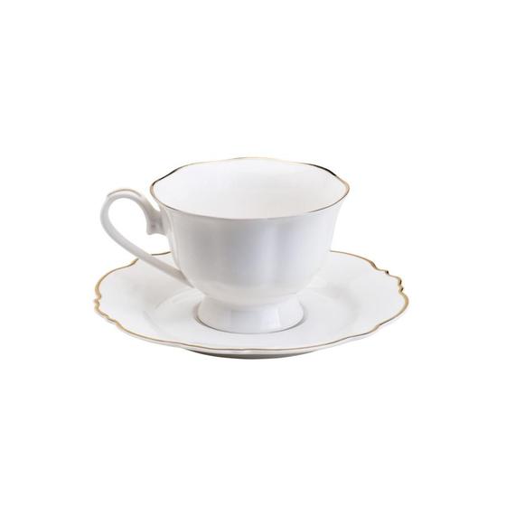Xícara de chá de porcelana branca com borda em fio de ouro sobre pires correspondente