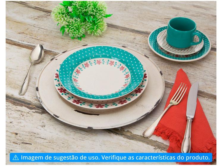 Mesa posta sugerida com prato fundo e de sobremesa do conjunto Biona Donna Oxford sobre um sousplat rústico, talheres, guardanapo vermelho e uma xícara de chá ao lado.