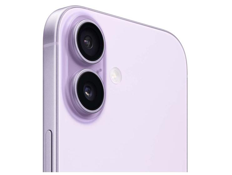 Close-up da parte traseira do Apple iPhone 17 lavanda, detalhando o módulo de câmera dupla com lentes grandes e flash.