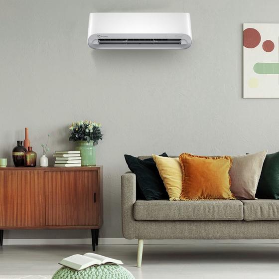 Ar condicionado Electrolux instalado em uma sala de estar decorada com móveis de madeira