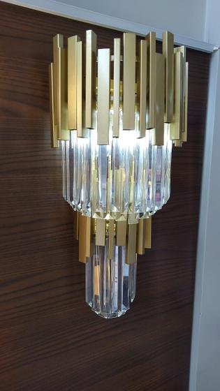 Imagem de Arandela moderna de cristal com estrutura dourada 
